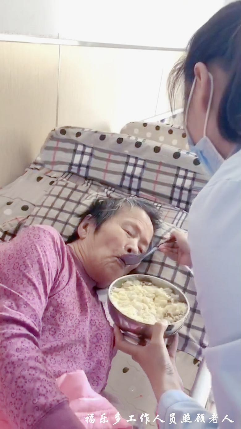 聯(lián)興福樂多失能老人護理贏贊譽 家屬送錦旗表謝意